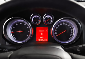 Подержанный автомобиль Opel Astra Hatchback 2012 года (12 фото)