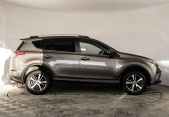 Подержанный автомобиль Toyota RAV4 2017 года (4 фото)