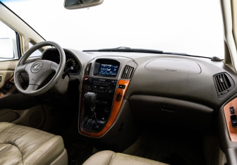 Подержанный автомобиль Lexus RX 2002 года (9 фото)