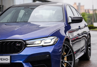 Подержанный автомобиль BMW M5 Sedan 2022 года (2 фото)