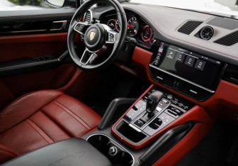 Подержанный автомобиль Porsche Cayenne 2019 года (12 фото)