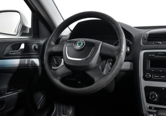 Подержанный автомобиль Skoda Octavia Liftback 2011 года (15 фото)