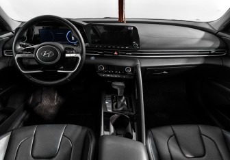Подержанный автомобиль Hyundai Elantra Sedan 2022 года (16 фото)