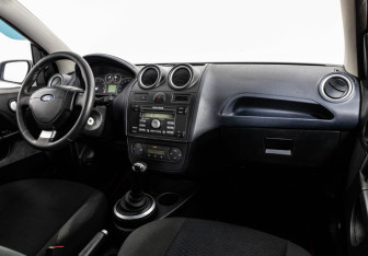 Подержанный автомобиль Ford Fiesta Hatchback 2007 года (9 фото)