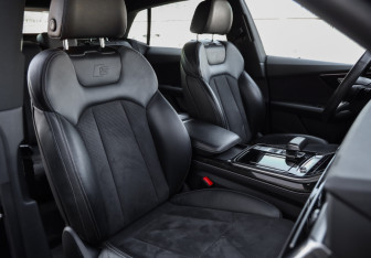 Подержанный автомобиль Audi Q8 2019 года (25 фото)