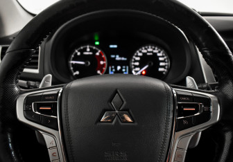 Подержанный автомобиль Mitsubishi Pajero Sport 2017 года (18 фото)