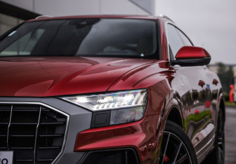 Подержанный автомобиль Audi Q8 2020 года (2 фото)
