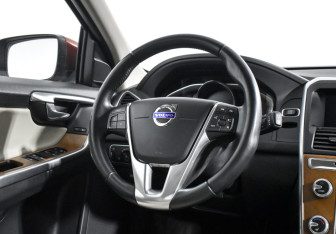 Подержанный автомобиль Volvo XC60 2015 года (16 фото)