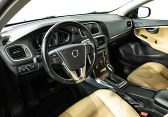 Подержанный автомобиль Volvo V40 Cross Country 2017 года (11 фото)