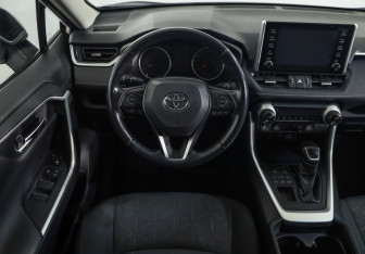 Подержанный автомобиль Toyota RAV4 2019 года (10 фото)