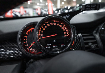 Подержанный автомобиль MINI Hatch 2019 года (18 фото)