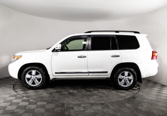 Подержанный автомобиль Toyota Land Cruiser Suv 2012 года (8 фото)