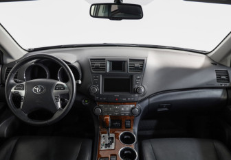 Подержанный автомобиль Toyota Highlander 2011 года (9 фото)