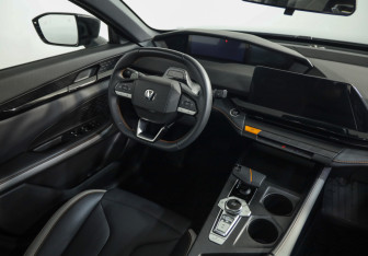 Подержанный автомобиль Changan UNI-V 2023 года (8 фото)