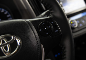 Подержанный автомобиль Toyota RAV4 2016 года (20 фото)