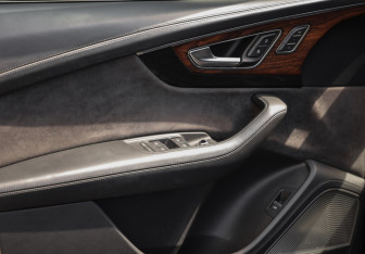 Подержанный автомобиль Audi Q7 2018 года (28 фото)