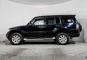Подержанный автомобиль Mitsubishi Pajero 2011 года (8 фото)
