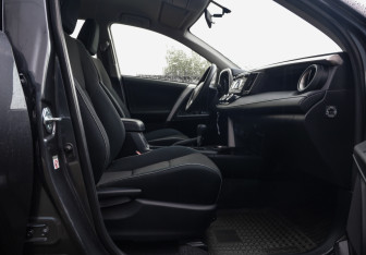 Подержанный автомобиль Toyota RAV4 2015 года (20 фото)