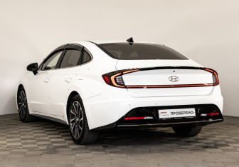 Подержанный автомобиль Hyundai Sonata 2022 года (10 фото)