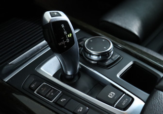Подержанный автомобиль BMW X5 2015 года (15 фото)