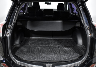 Подержанный автомобиль Toyota RAV4 2017 года (20 фото)