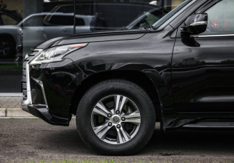 Подержанный автомобиль Lexus LX 2019 года (10 фото)