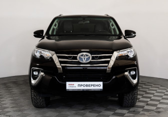 Подержанный автомобиль Toyota Fortuner 2018 года (2 фото)