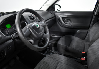 Подержанный автомобиль Skoda Fabia Hatchback 2010 года (9 фото)