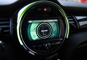 Подержанный автомобиль MINI Hatch 2020 года (19 фото)