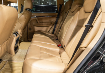 Подержанный автомобиль Porsche Cayenne 2007 года (12 фото)