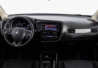 Подержанный автомобиль Mitsubishi Outlander 2018 года (10 фото)