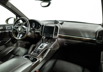 Подержанный автомобиль Porsche Cayenne 2016 года (9 фото)