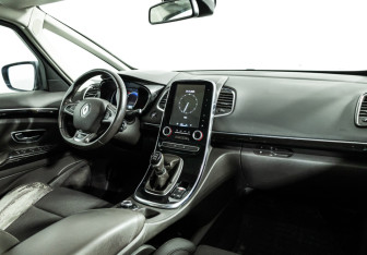 Подержанный автомобиль Renault Espace 2016 года (9 фото)