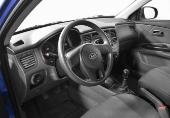Подержанный автомобиль Kia Rio Hatchback 2010 года (9 фото)
