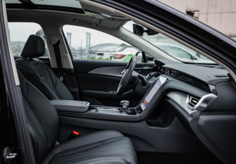 Подержанный автомобиль Hongqi H5 2024 года (29 фото)