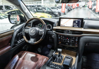 Подержанный автомобиль Lexus LX 2016 года (15 фото)