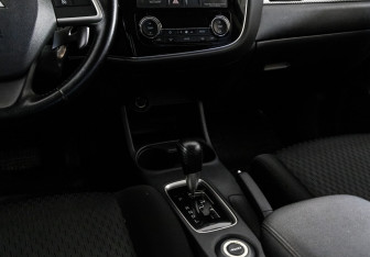 Подержанный автомобиль Mitsubishi Outlander 2012 года (13 фото)