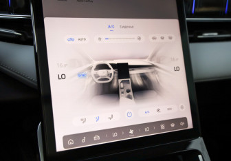 Подержанный автомобиль Geely Atlas 2023 года (18 фото)