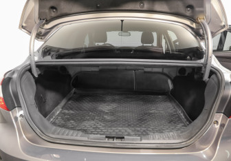 Подержанный автомобиль Ford Focus Sedan 2013 года (24 фото)