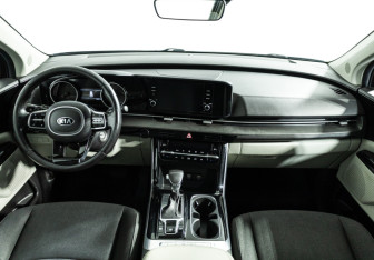 Подержанный автомобиль Kia Carnival 2021 года (13 фото)
