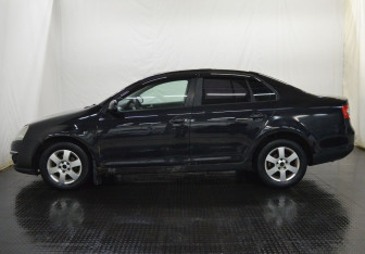 Подержанный автомобиль Volkswagen Jetta Sedan 2007 года (8 фото)