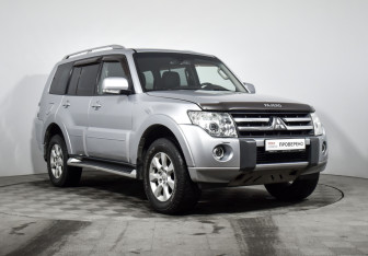 Подержанный автомобиль Mitsubishi Pajero 2011 года (3 фото)