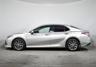 Подержанный автомобиль Toyota Camry Sedan 2020 года (8 фото)