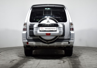 Подержанный автомобиль Mitsubishi Pajero 2011 года (6 фото)