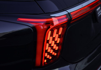 Подержанный автомобиль Hongqi E-HS9 2021 года (11 фото)