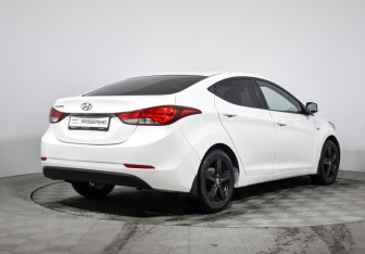 Подержанный автомобиль Hyundai Elantra Sedan 2015 года (5 фото)