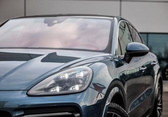 Подержанный автомобиль Porsche Cayenne 2019 года (2 фото)