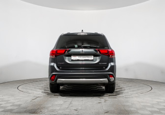 Подержанный автомобиль Mitsubishi Outlander 2017 года (6 фото)