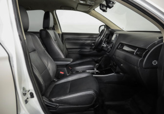 Подержанный автомобиль Mitsubishi Outlander 2017 года (23 фото)