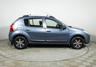 Подержанный автомобиль Renault Sandero 2012 года (4 фото)